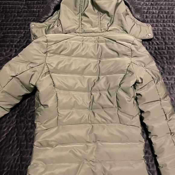 Forest green winter jacket with black fur hood - Picture 3 of 4